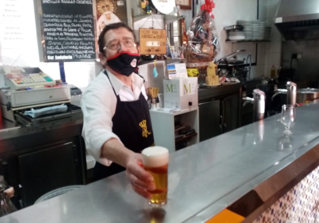 Antonio Luna sirve un tanque de cerveza sobre la barra de su Bar Andalucía en Pino Montano Antonio Luna sirve un tanque de cerveza sobre la barra de su Bar Andalucía en Pino Montano