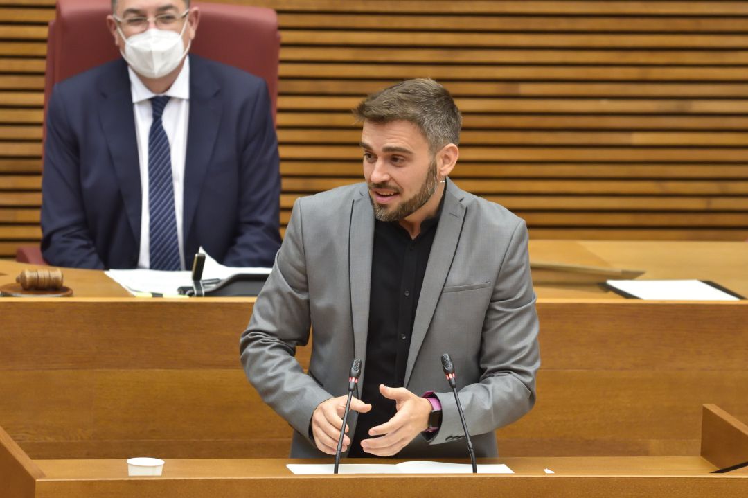 Fran Ferri (Compromís) a Vox: "ser LGTBI no es una enfermedad, ser fascista sí" Fran Ferri (Compromís) a Vox: "ser LGTBI no es una enfermedad, ser fascista sí"
