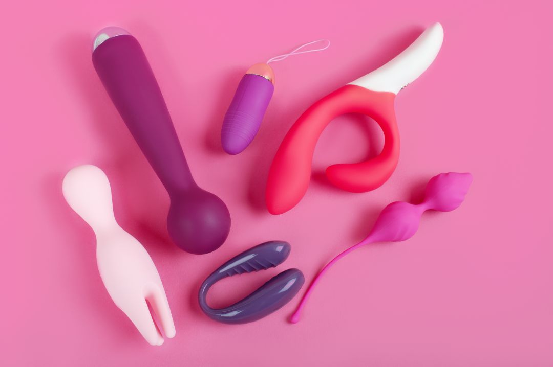 Juguetes sexuales de silicona sobre un fondo rosa. Juguete erótico para la diversión. Gadget de sexo y dispositivo de masturbación. - Fotografía de stock Juguetes sexuales de silicona sobre un fondo rosa. Juguete erótico para la diversión. Gadget de sexo y dispositivo de masturbación. - Fotografía de stock