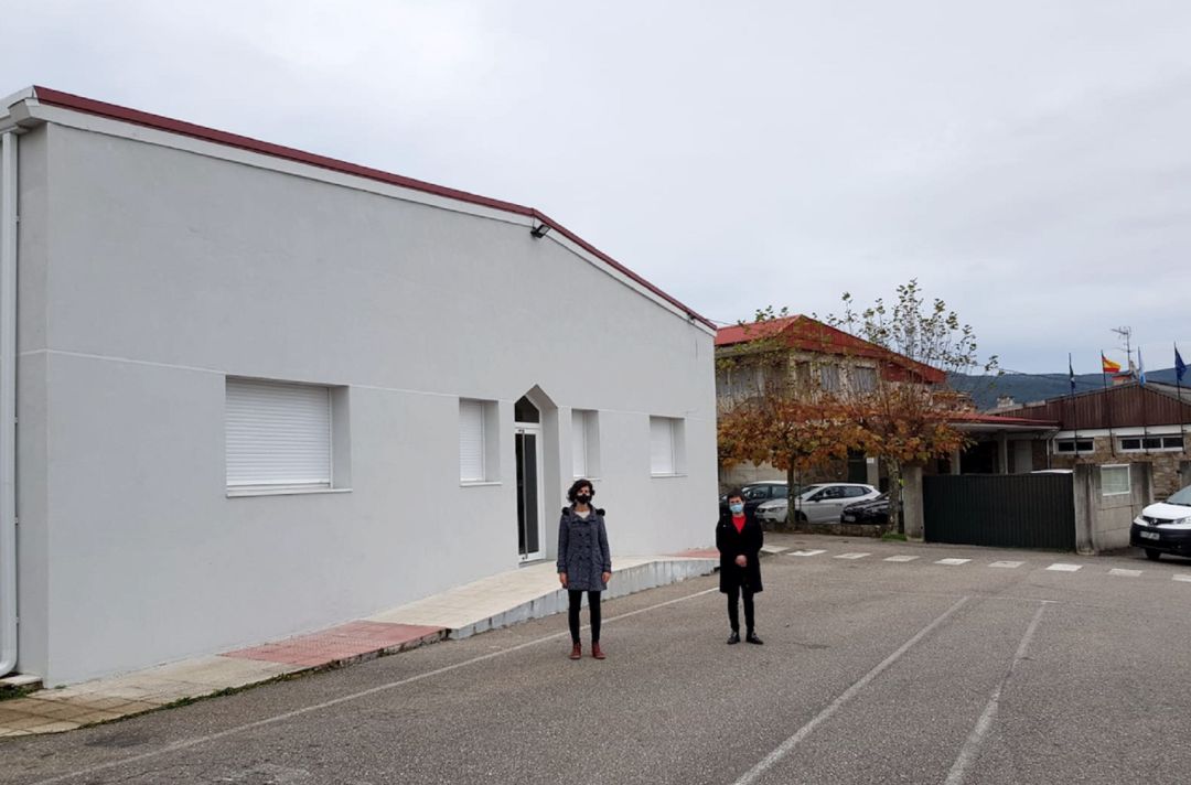 La concejala de Medio Ambiente, Sara Vicente, y la alcaldesa de O Rosal, Ánxela Fernández, delante del nuevo edificio municipal de reciclaje y reparación de objetos. La concejala de Medio Ambiente, Sara Vicente, y la alcaldesa de O Rosal, Ánxela Fernández, delante del nuevo edificio municipal de reciclaje y reparación de objetos.