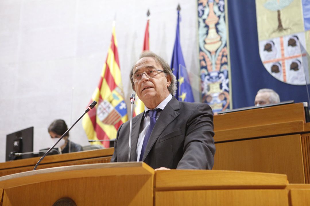 El consejero de Hacienda, Carlos Pérez Anadón, durante su intervención en el parlamento autonómico El consejero de Hacienda, Carlos Pérez Anadón, durante su intervención en el parlamento autonómico
