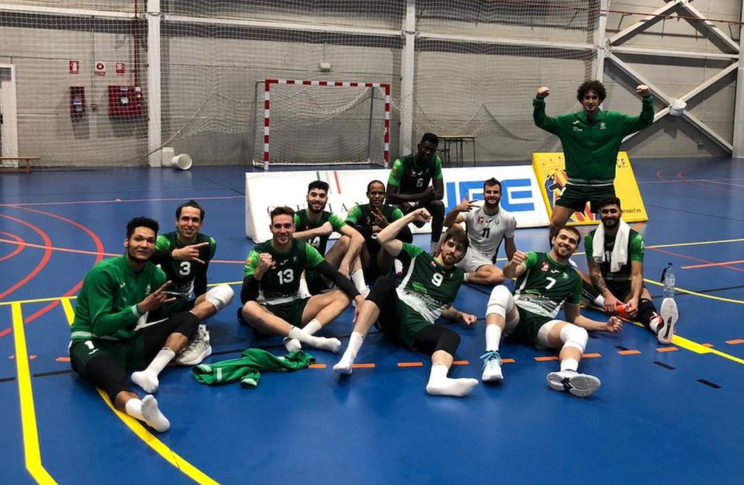 Los jugadores del Unicaja Almería celebrando la victoria en Castellón. Los jugadores del Unicaja Almería celebrando la victoria en Castellón.