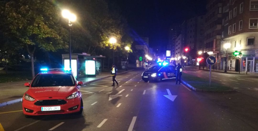 Los agentes también sancionaron a siete personas por incumplir el toque de queda. Los agentes también sancionaron a siete personas por incumplir el toque de queda.