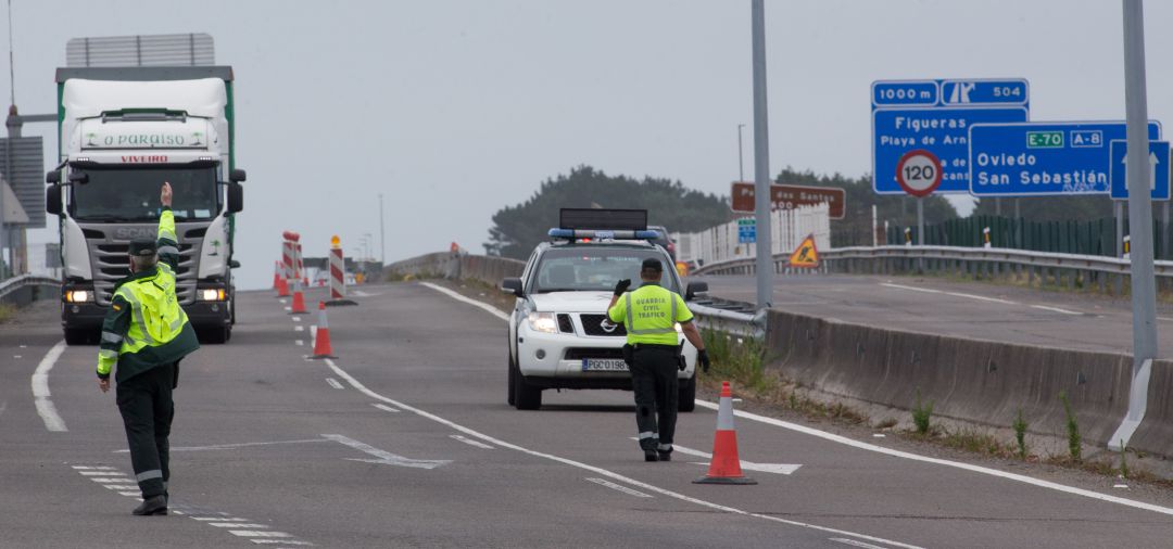 Controles de la Guardia Civil establecidos durante la primera ola entre Asturias y Galicia. Controles de la Guardia Civil establecidos durante la primera ola entre Asturias y Galicia.