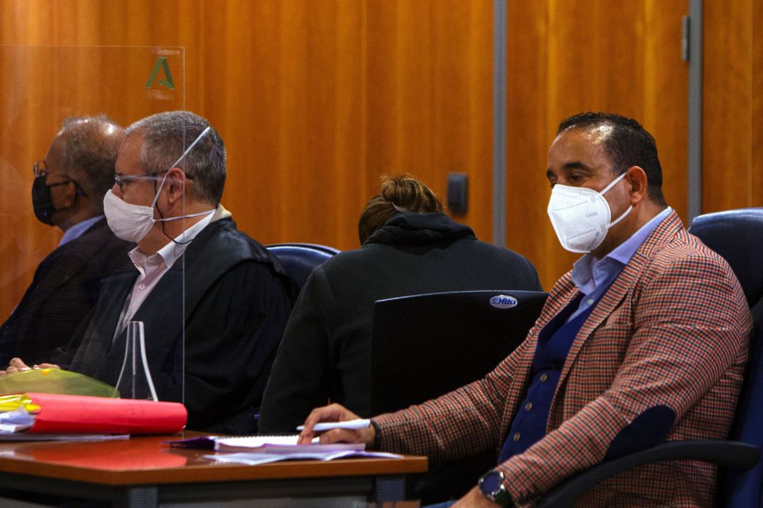 Sala 1 de la Audiencia Provincial de Málaga en el juicio con jurado popular contra la mujer marroquí (de espaldas) acusada de abandono temporal y asesinato a su bebé de 17 meses tras dejarla sola en el domicilio familiar ubicado en Málaga capital, durante un mes con un biberón y unas galletas. Sala 1 de la Audiencia Provincial de Málaga en el juicio con jurado popular contra la mujer marroquí (de espaldas) acusada de abandono temporal y asesinato a su bebé de 17 meses tras dejarla sola en el domicilio familiar ubicado en Málaga capital, durante un mes con un biberón y unas galletas.