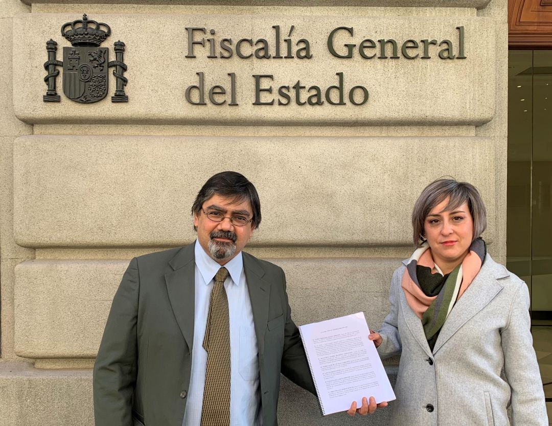 Los abogados Nuria González y Rodrigo Lledó ante la Fiscalía General del Estado momentos antes de presentar la denuncia.
Los abogados Nuria González y Rodrigo Lledó ante la Fiscalía General del Estado momentos antes de presentar la denuncia.