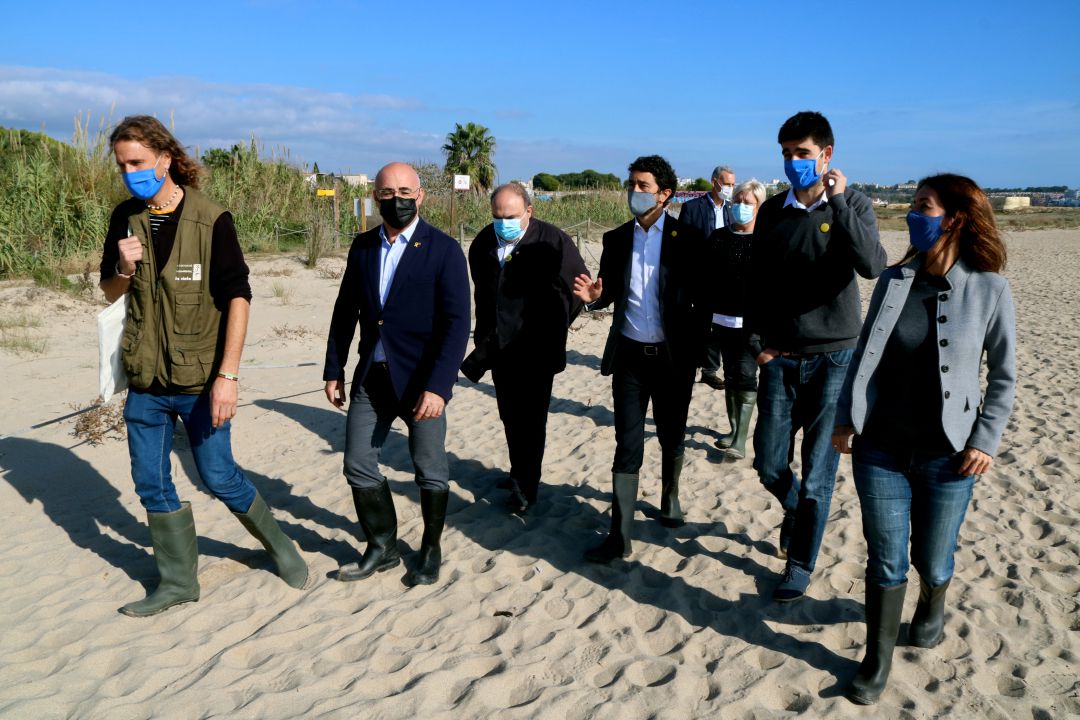 Pla general del conseller Calvet, altres representants del Govern i dels ajuntaments de Tarragona i Altafulla caminant per la platja, a tocar de la desembocadura del riu Gaià. Pla general del conseller Calvet, altres representants del Govern i dels ajuntaments de Tarragona i Altafulla caminant per la platja, a tocar de la desembocadura del riu Gaià.