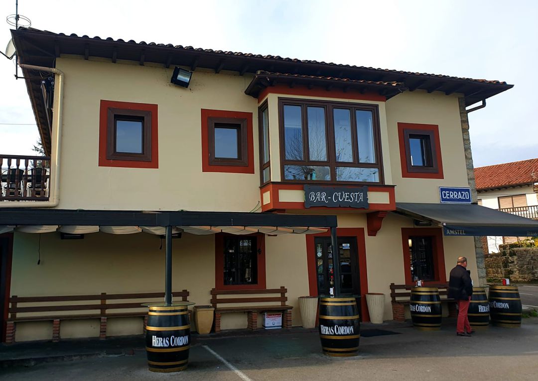 Fachada del Bar Cuesta en Cerrazo. Fachada del Bar Cuesta en Cerrazo.