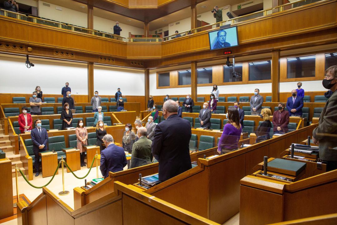 Los parlamentarios vascos de todos los grupos (PNV, EH Bildu, PSE-EE, Elkarrekin Podemos-IU, PP+CS y Vox) recuerdan este jueves en silencio y de pie en el salón de plenos al dirigente de Herri Batasuna Santiago Brouard, asesinado el 20 de noviembre de 1984 por los GAL. Los parlamentarios vascos de todos los grupos (PNV, EH Bildu, PSE-EE, Elkarrekin Podemos-IU, PP+CS y Vox) recuerdan este jueves en silencio y de pie en el salón de plenos al dirigente de Herri Batasuna Santiago Brouard, asesinado el 20 de noviembre de 1984 por los GAL.