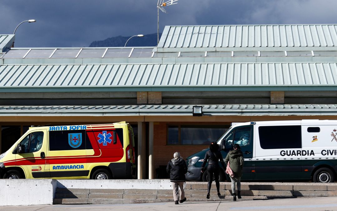 Una ambulancia espera fuera en la entrada de acceso de la cárcel de Soto del Real. Una ambulancia espera fuera en la entrada de acceso de la cárcel de Soto del Real.