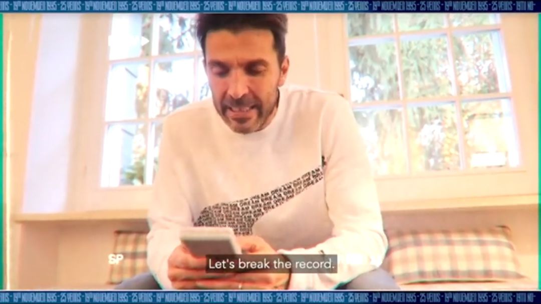 Buffon en un vídeo recordatorio de los 25 años desde su debut en la Serie A. Buffon en un vídeo recordatorio de los 25 años desde su debut en la Serie A.