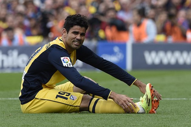 Diego Costa cae lesionado frente al FC Barcelona en 2014 Diego Costa cae lesionado frente al FC Barcelona en 2014