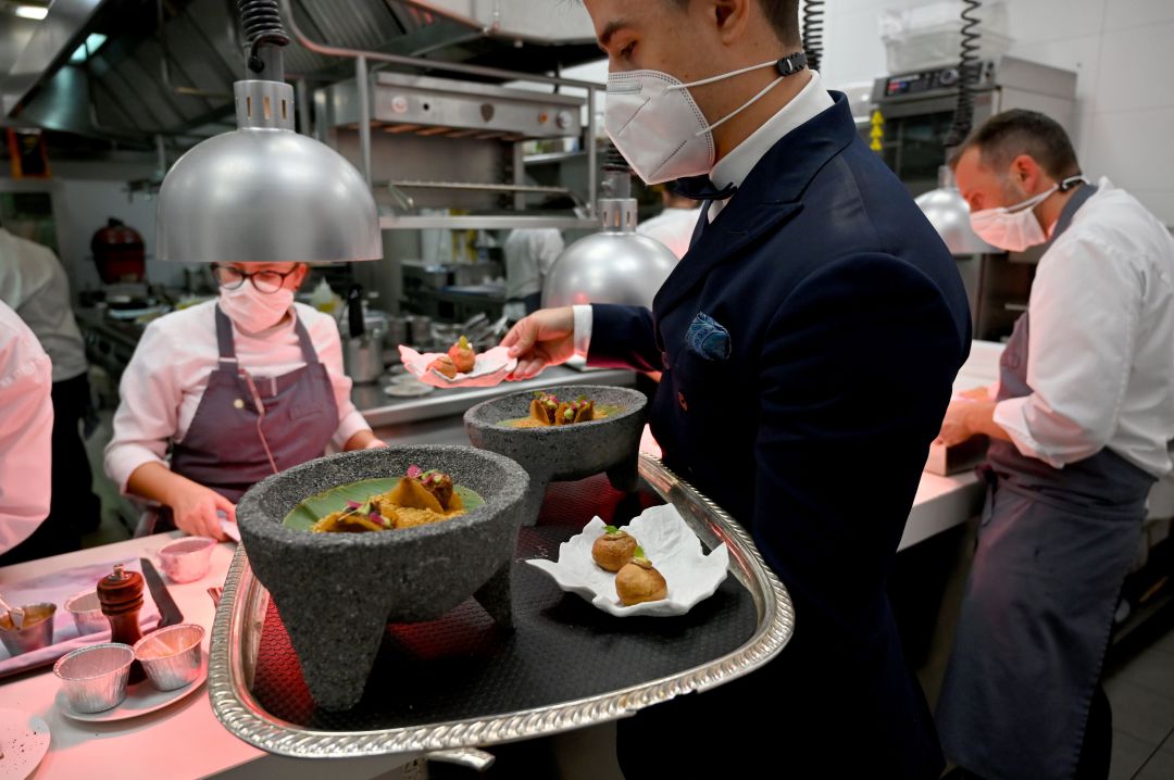 La cocina de Paco Roncero Restaurante, distinguido con dos estrellas Michelin en el Casino de Madrid, durante la pandemia de COVID. La cocina de Paco Roncero Restaurante, distinguido con dos estrellas Michelin en el Casino de Madrid, durante la pandemia de COVID.