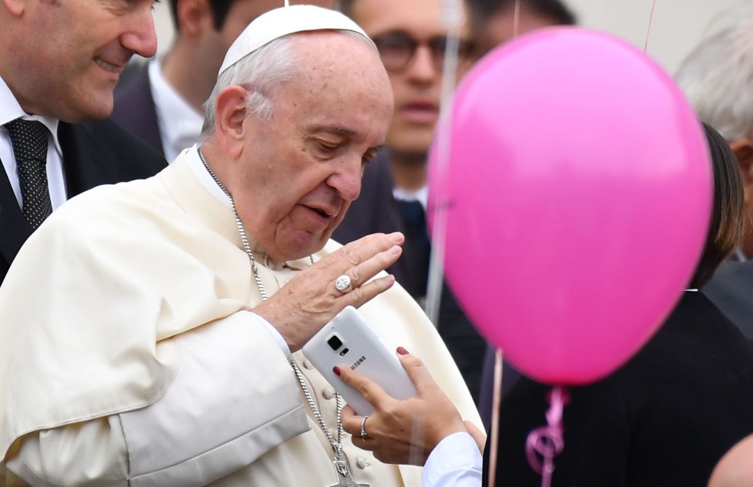 El Vaticano niega que el Papa diera me gusta a la modelo brasileña. El Vaticano niega que el Papa diera me gusta a la modelo brasileña.