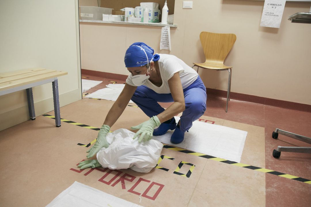 Una trabajadora de la UCI de un hospital de Palermo, durante el proceso de descontaminación, para pasar a la 'zona limpia'. Una trabajadora de la UCI de un hospital de Palermo, durante el proceso de descontaminación, para pasar a la 'zona limpia'.