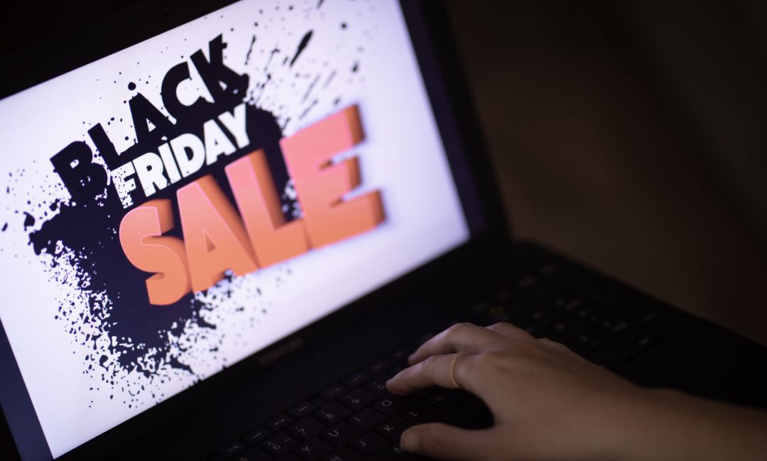 Cartel publicitario del Black Friday en ventas online. Cartel publicitario del Black Friday en ventas online.