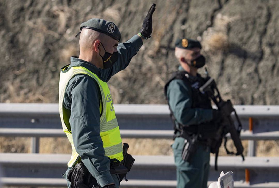 Dos agentes de Guardia Civil. Dos agentes de Guardia Civil.