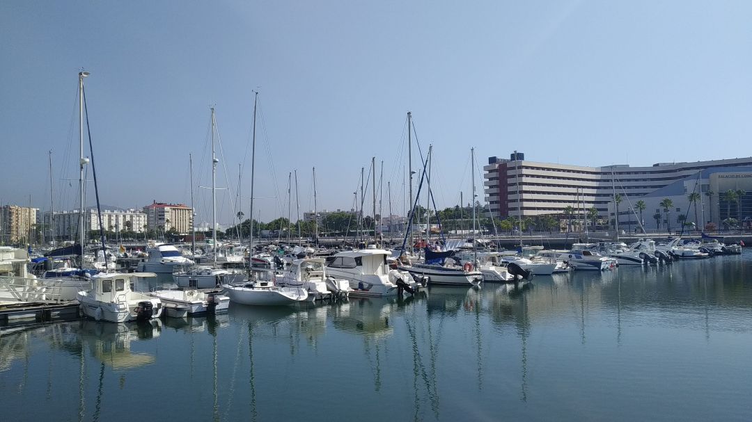 Imagen tomada desde el Puerto Deportivo Alcaidesa Marina en La Línea de la Concepción. Imagen tomada desde el Puerto Deportivo Alcaidesa Marina en La Línea de la Concepción.