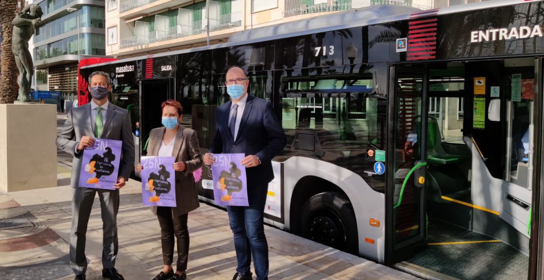El edil del Transporte (derecha) durante la presentación de la campaña del 25N en los autobuses urbanos El edil del Transporte (derecha) durante la presentación de la campaña del 25N en los autobuses urbanos