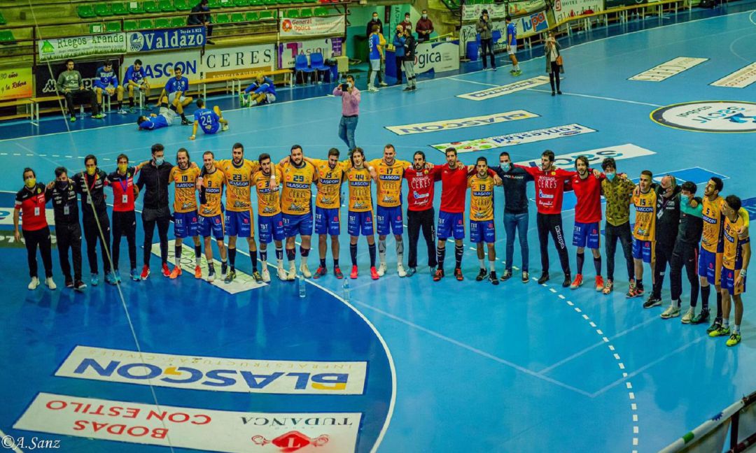 La plantilla al completo celebra su triunfo ante Valladolid en la grada donde se ubicaban los incondicionales ribereños. La plantilla al completo celebra su triunfo ante Valladolid en la grada donde se ubicaban los incondicionales ribereños.