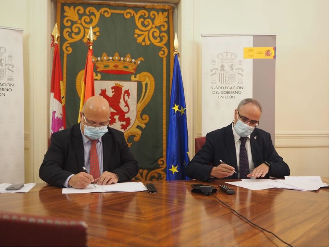 El acto de la firma en León El acto de la firma en León