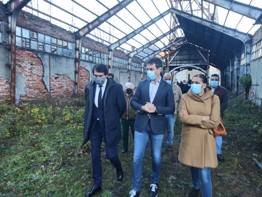 El consejero de Fomento, Juan Carlos Suárez Quiñones junto al alcalde de Villablino en el pozo María El consejero de Fomento, Juan Carlos Suárez Quiñones junto al alcalde de Villablino en el pozo María