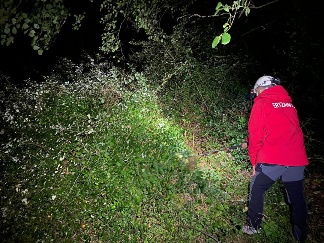 Un miembro de la Ertzaintza en un operativo de rescate Un miembro de la Ertzaintza en un operativo de rescate