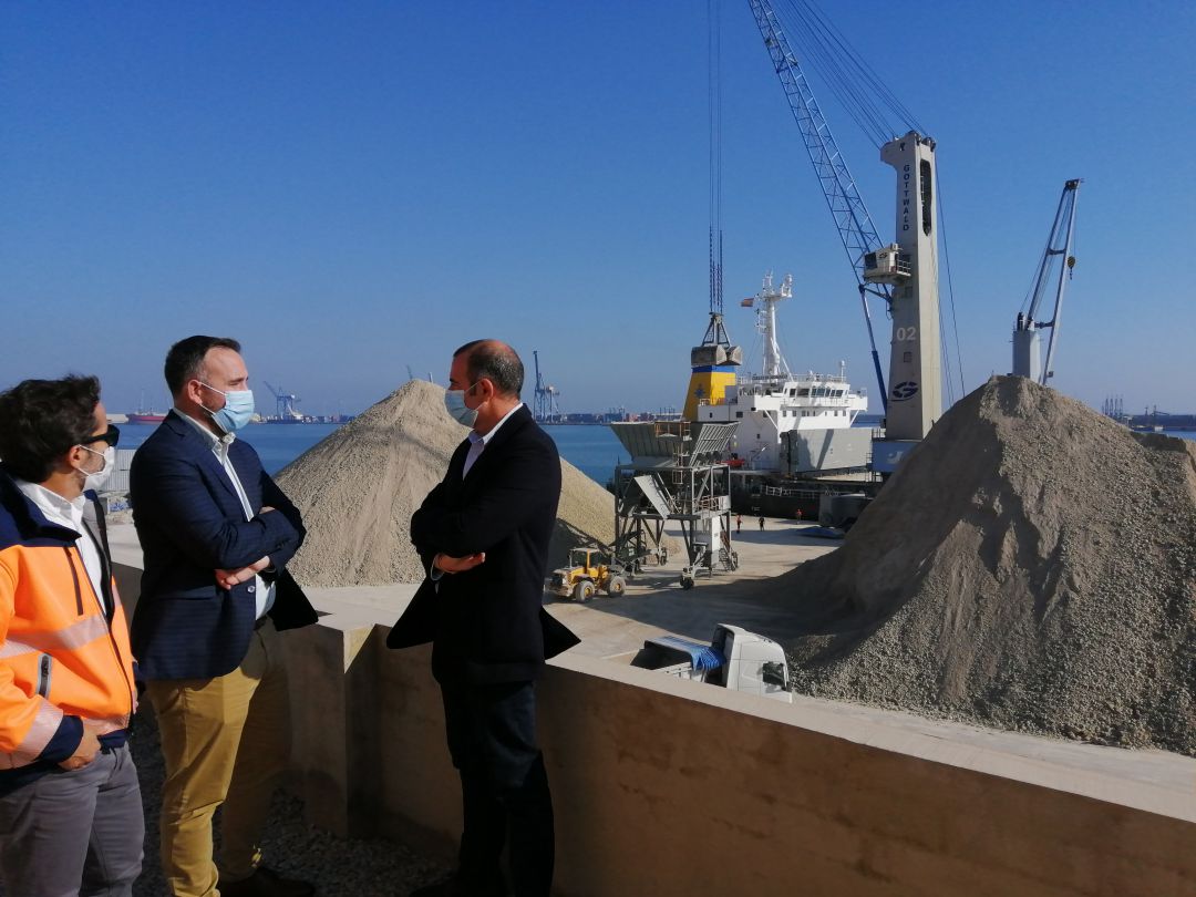 El presidente de la Autoridad Portuaria de Castellón, Rafa Simó, acompañado de los responsables de la terminal Portsur. El presidente de la Autoridad Portuaria de Castellón, Rafa Simó, acompañado de los responsables de la terminal Portsur.