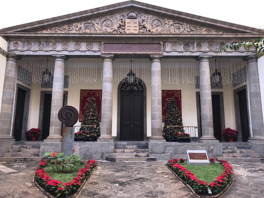 Fachada principal del Parlamento de Canarias hasta donde ha llegado la situación de los músicos y artistas de hotel en el Archipiélago Fachada principal del Parlamento de Canarias hasta donde ha llegado la situación de los músicos y artistas de hotel en el Archipiélago
