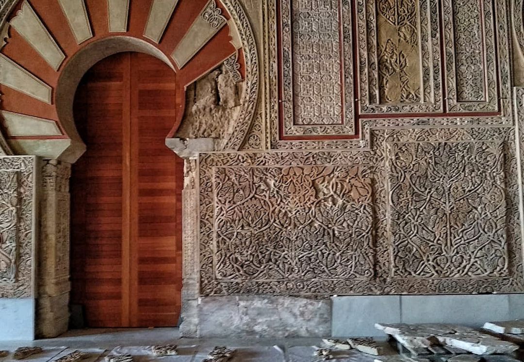 Detalle de la decoración interior del Salón Rico de Medina Azahara en Córdoba Detalle de la decoración interior del Salón Rico de Medina Azahara en Córdoba