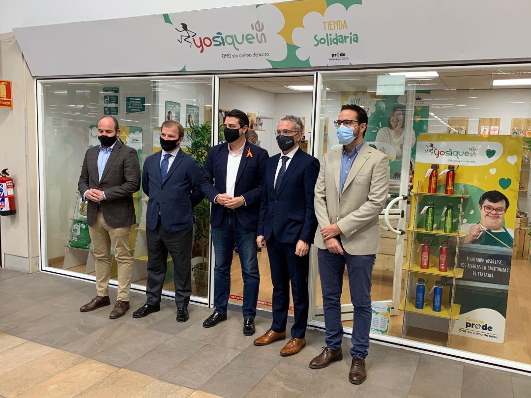 El alcalde junto a los responsables del proyecto El alcalde junto a los responsables del proyecto