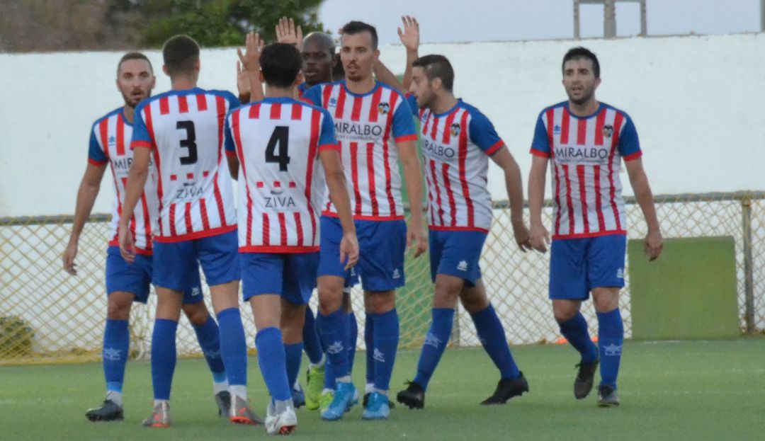 Jugadores del Jávea tras conseguir un gol. Jugadores del Jávea tras conseguir un gol.