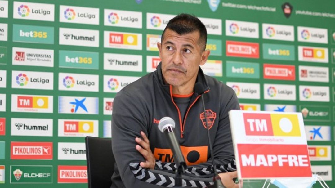 Almirón en la sala de Prensa del Martínez Valero Almirón en la sala de Prensa del Martínez Valero