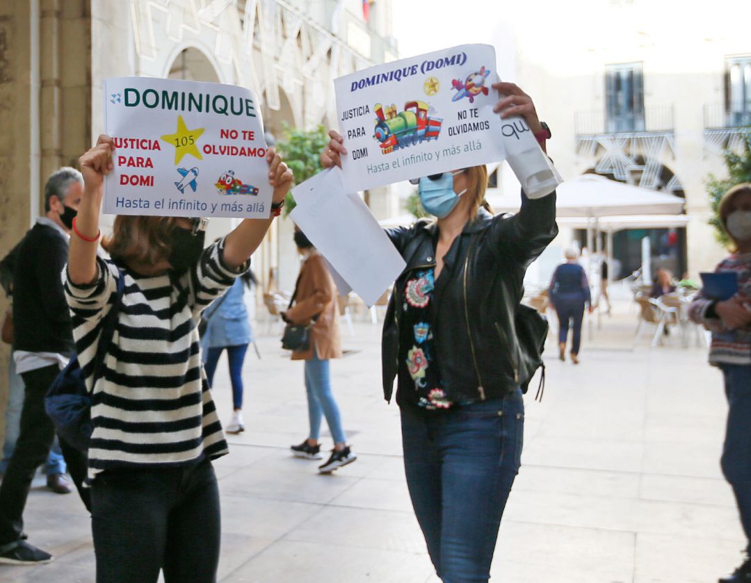 Carteles pidiendo justicia para el niño de Elda muerto en 2017 Carteles pidiendo justicia para el niño de Elda muerto en 2017