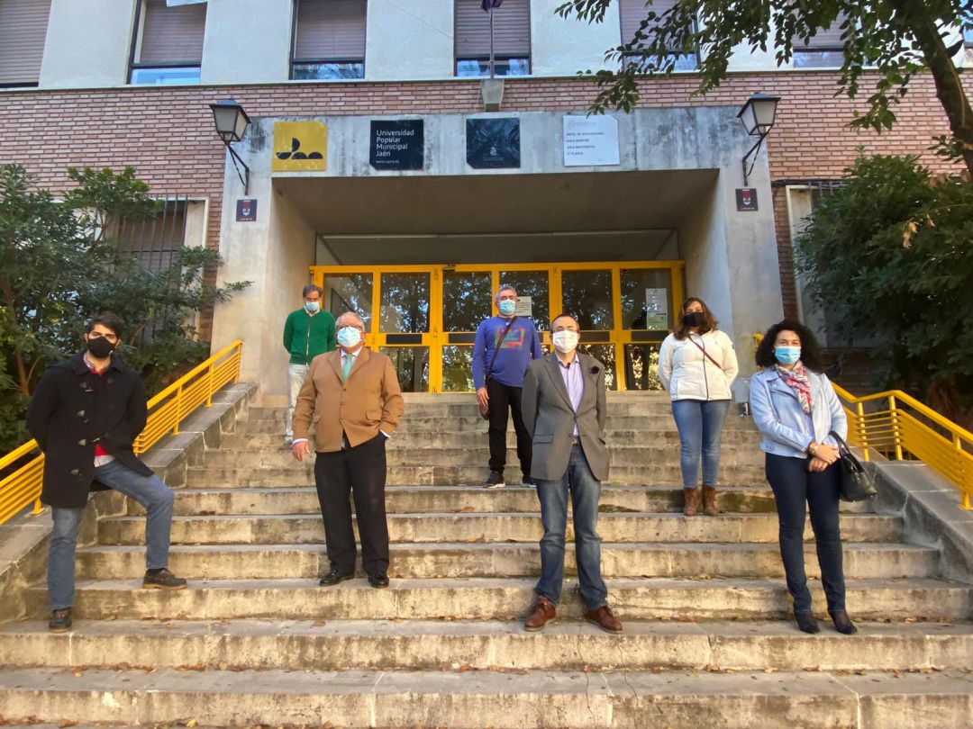 Miembros del PP ante las puertas de la Universidad Popular Municipal de la capital jiennense Miembros del PP ante las puertas de la Universidad Popular Municipal de la capital jiennense