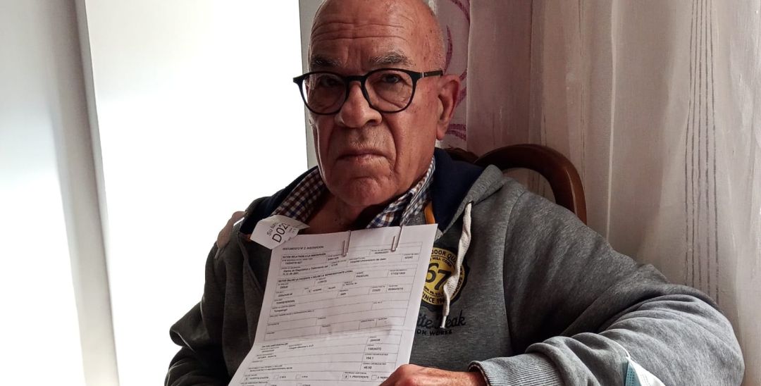 Pascual Orive, en su casa, con todos los informes médicos. Pascual Orive, en su casa, con todos los informes médicos.
