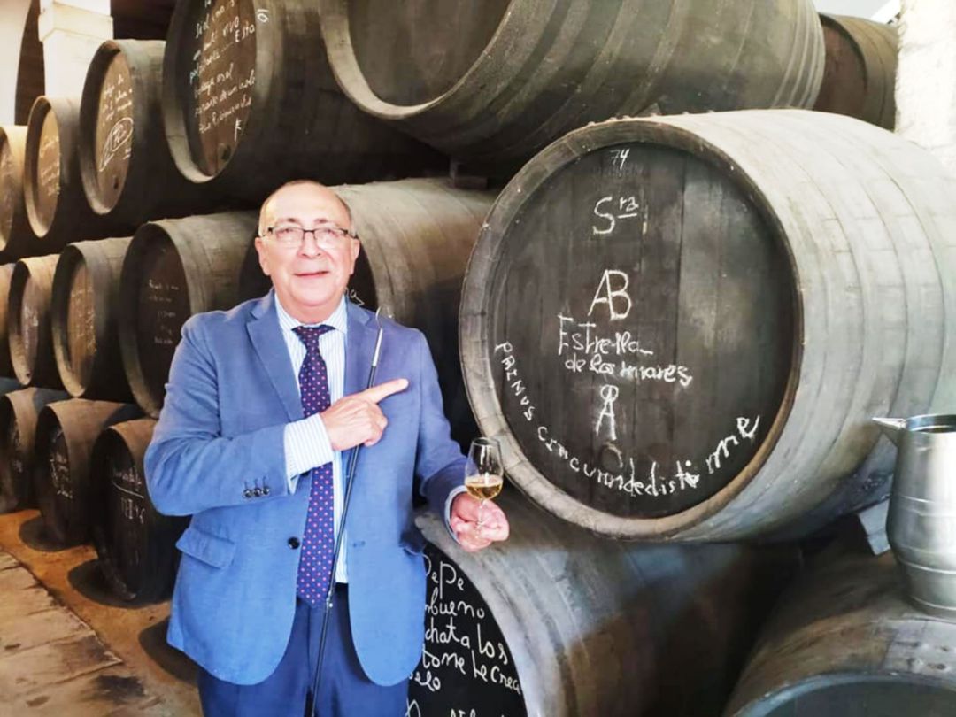 Antonio Flores, enólogo de González Byass, delante de la bota de Viña AB Estrella de los Mares, uno de los "finitos" Antonio Flores, enólogo de González Byass, delante de la bota de Viña AB Estrella de los Mares, uno de los "finitos"