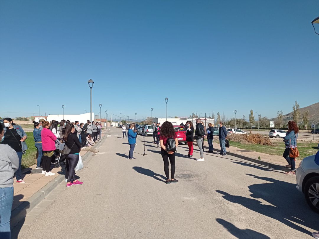 Momento de la intervención de la alcaldesa, Mº Teresa García, durante la reunión con padres y madres Momento de la intervención de la alcaldesa, Mº Teresa García, durante la reunión con padres y madres