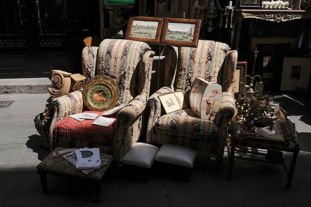 Imagen de un grupo de muebles del Rastro. Imagen de un grupo de muebles del Rastro.
