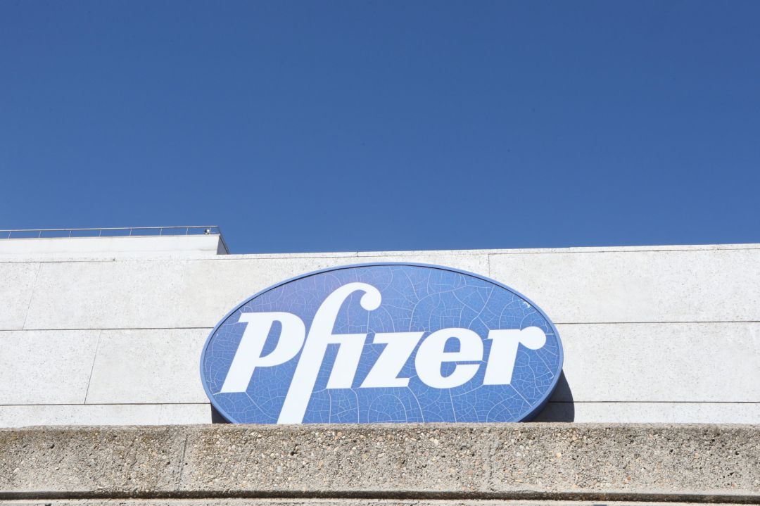 Logo de Pfizer en el edificio de los laboratorios de la marca en Madrid Logo de Pfizer en el edificio de los laboratorios de la marca en Madrid