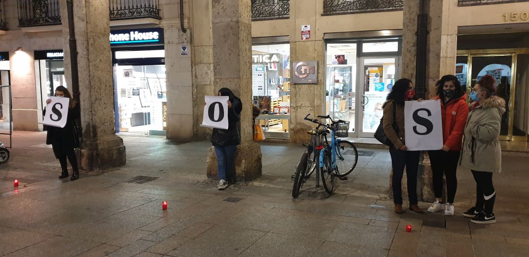 Los hosteleros Palentinos se manifiestan con mensajes en los pilares de la Calle Mayor Los hosteleros Palentinos se manifiestan con mensajes en los pilares de la Calle Mayor