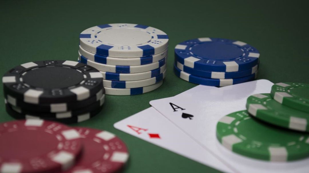 Fichas y cartas de póker Fichas y cartas de póker