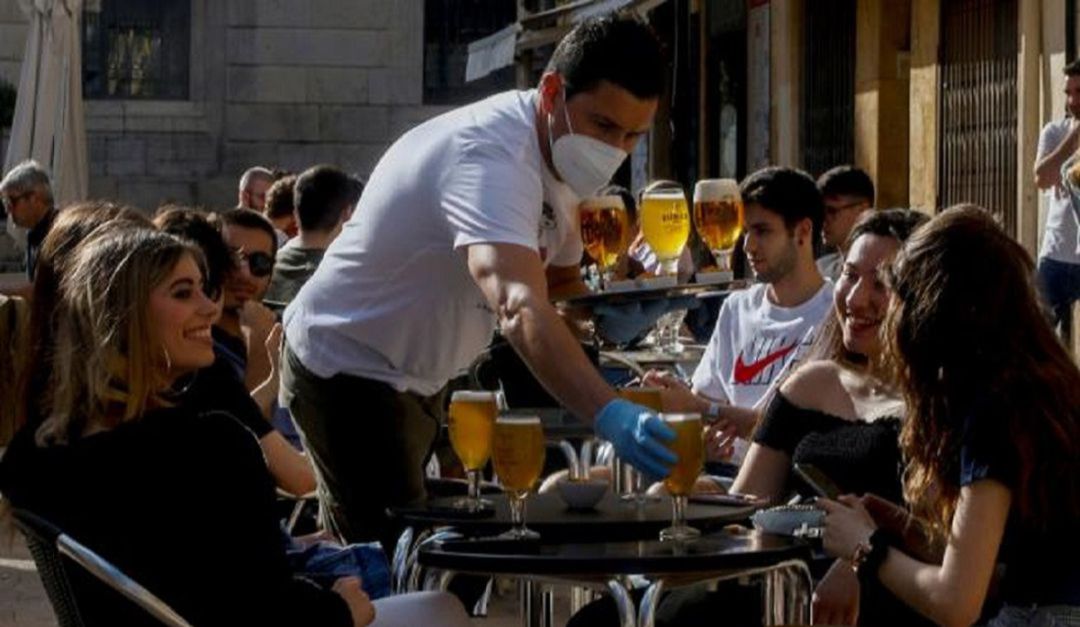 Un camarero sirve una mesa Un camarero sirve una mesa