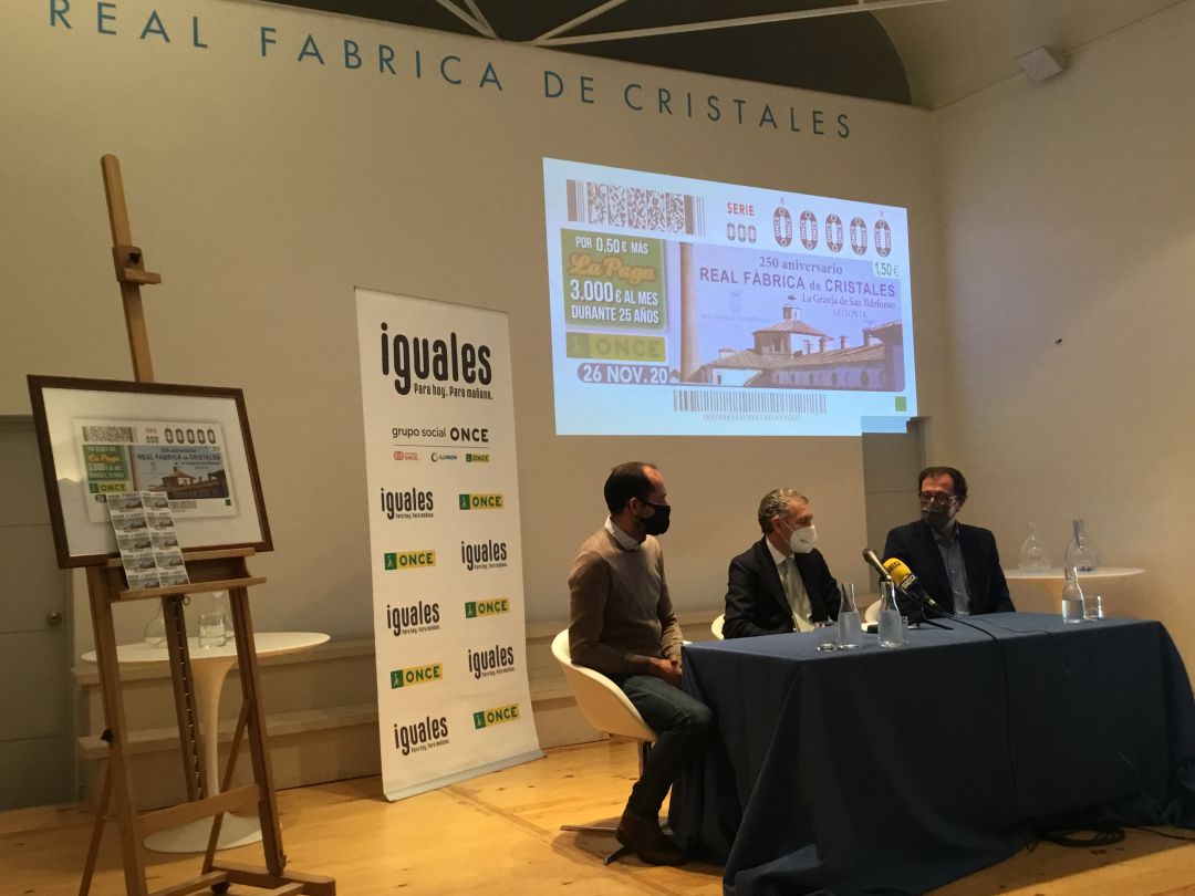 Presentación del cupón que desde la ONCE se dedica a la Real Fábrica de Cristales de La Granja. Samuel Alonso, alcalde del Real Sitio, Andrés Ortega, presidente de la FES, y Ismael Pérez, delegado territorial de la ONCE en Castilla y León Presentación del cupón que desde la ONCE se dedica a la Real Fábrica de Cristales de La Granja. Samuel Alonso, alcalde del Real Sitio, Andrés Ortega, presidente de la FES, y Ismael Pérez, delegado territorial de la ONCE en Castilla y León