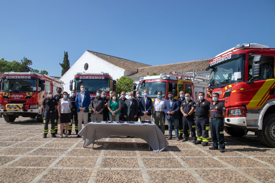 En la imagen de archivo, Villalobos y Trinidad Argota el pasado agosto, en la entrega de vehículos de bomberos a municipios En la imagen de archivo, Villalobos y Trinidad Argota el pasado agosto, en la entrega de vehículos de bomberos a municipios