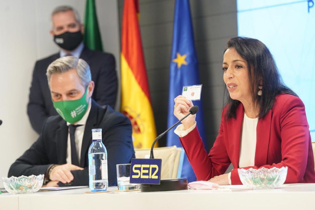 La presidenta del Parlamento, Marta Bosquet, en el Encuentro SER, organizado por la Cadena SER Andalucía, donde ha presentado al consejero de Hacienda, Juan Bravo La presidenta del Parlamento, Marta Bosquet, en el Encuentro SER, organizado por la Cadena SER Andalucía, donde ha presentado al consejero de Hacienda, Juan Bravo