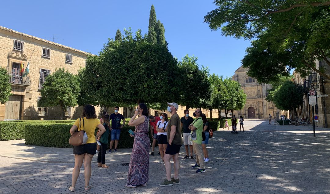 Turistas en la Plaza Vázquez de Molina de Úbeda Turistas en la Plaza Vázquez de Molina de Úbeda