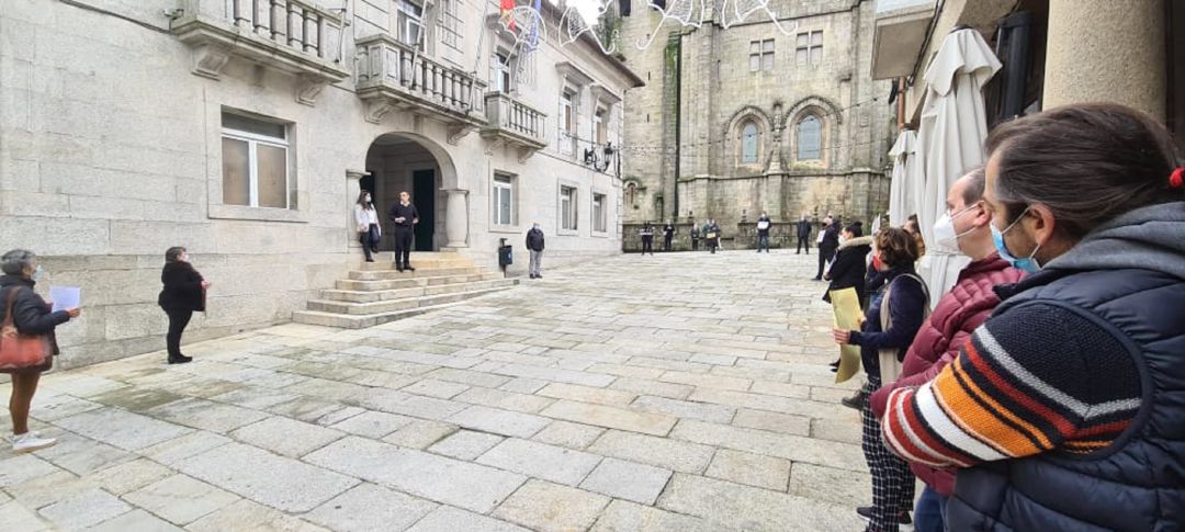 Protesta de los hosteleros y comerciantes de Tui delante de la Casa do Concello con la presencia del alcalde Enrique Cabaleiro. Protesta de los hosteleros y comerciantes de Tui delante de la Casa do Concello con la presencia del alcalde Enrique Cabaleiro.