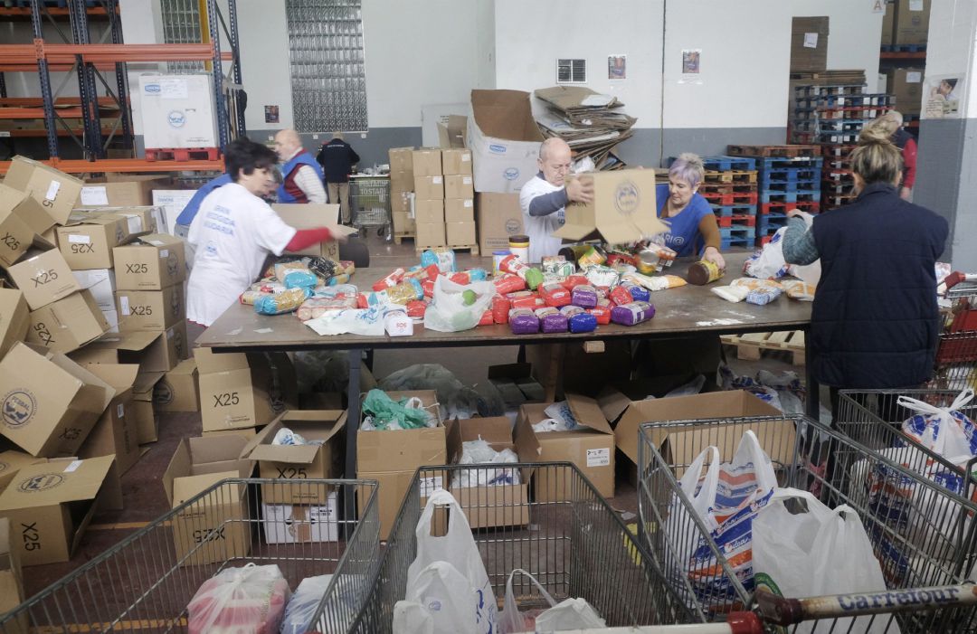 Voluntarios trabajan en la sede del Banco de Alimentos de Vigo Voluntarios trabajan en la sede del Banco de Alimentos de Vigo