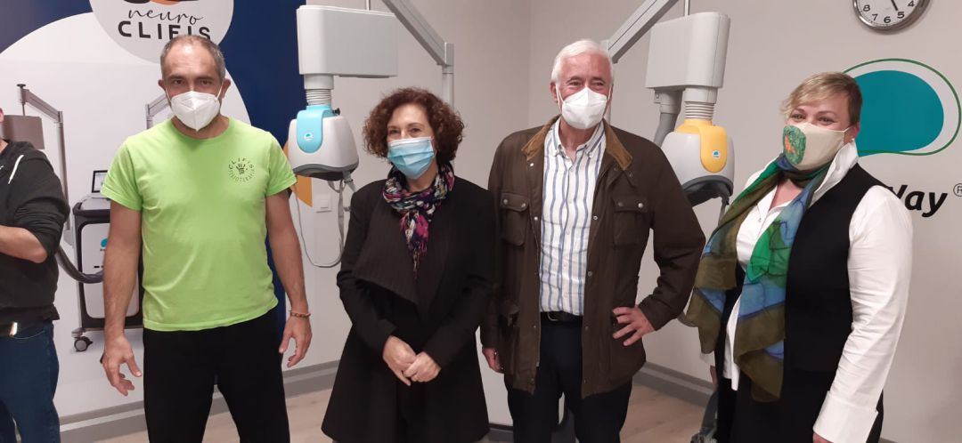 La alcaldesa de Miguelturra, Laura Arriaga y Luz María Sánchez han conocido la nueva tecnología incorporada por Clifis La alcaldesa de Miguelturra, Laura Arriaga y Luz María Sánchez han conocido la nueva tecnología incorporada por Clifis